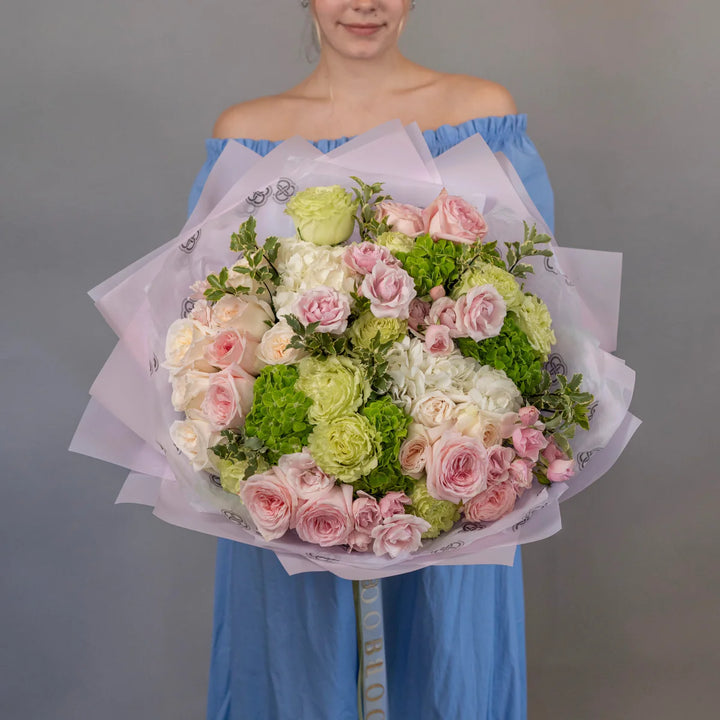 Classic bouquet "Garden after the rain" with roses and hydrangea