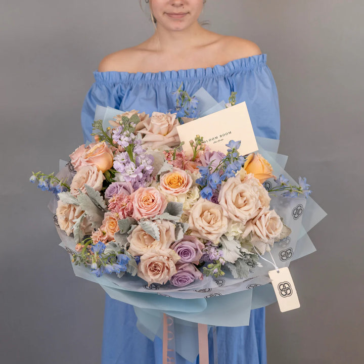 Classic bouquet "Peachy ice" with roses and hydrangea