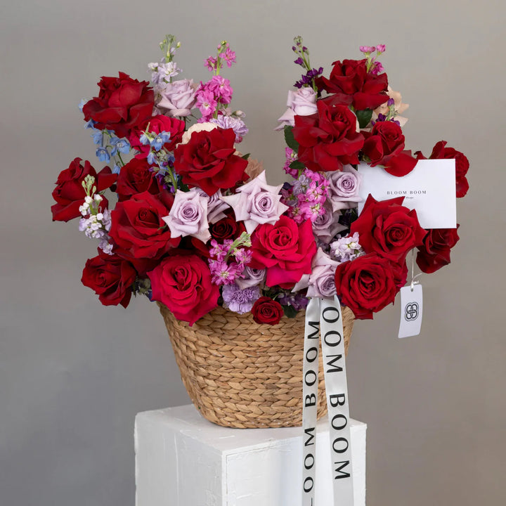 Flower basket Enchanting Amour with roses
