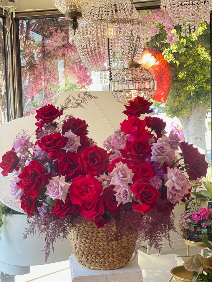 Flower basket Enchanting Amour with roses