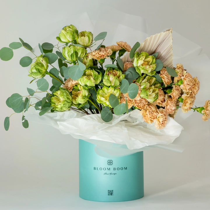 Flower box "Blossoming Artifact" with green rose and carnation