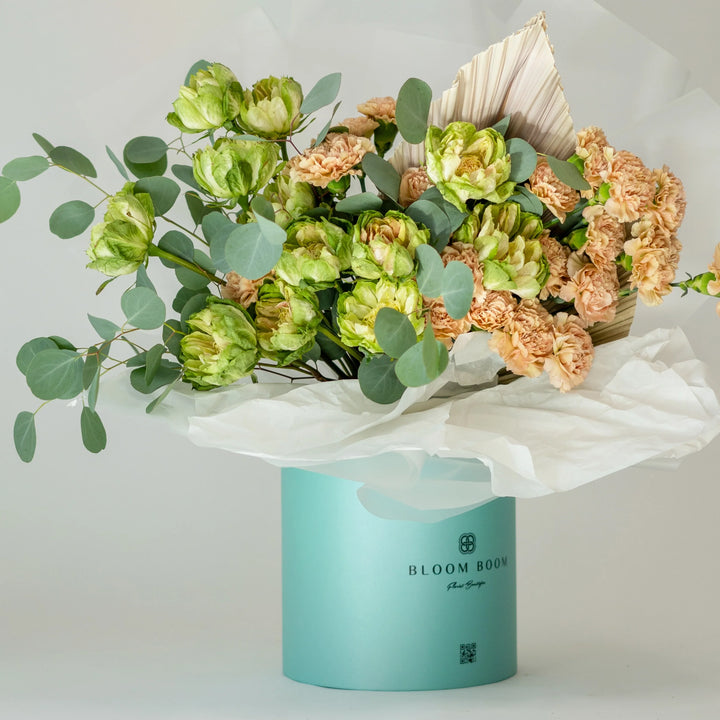 Flower box "Blossoming Artifact" with green rose and carnation