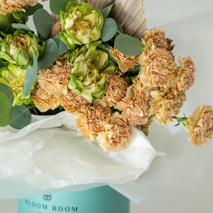 Flower box "Blossoming Artifact" with green rose and carnation