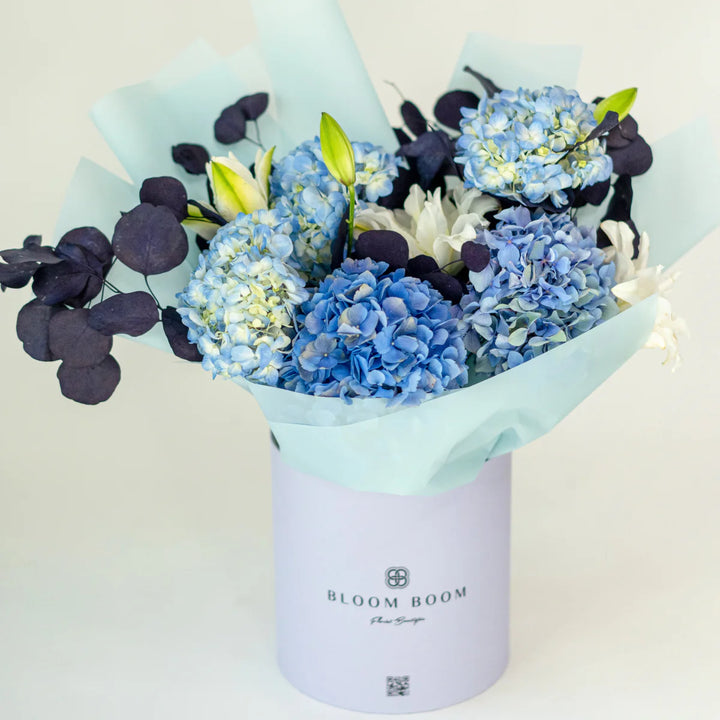 Flower box "Petal Prism" with hydrangea and lilies