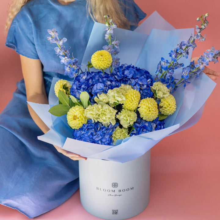 Flower box "Exotic Bouquet" with blue hydrangea and yellow delphinium