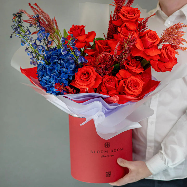 Flower box "Starry Wreath" with red roses and blue hydrangea