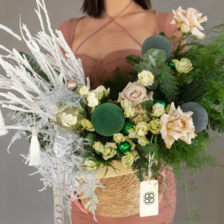Flower basket "Snowy Christmas Night" with roses