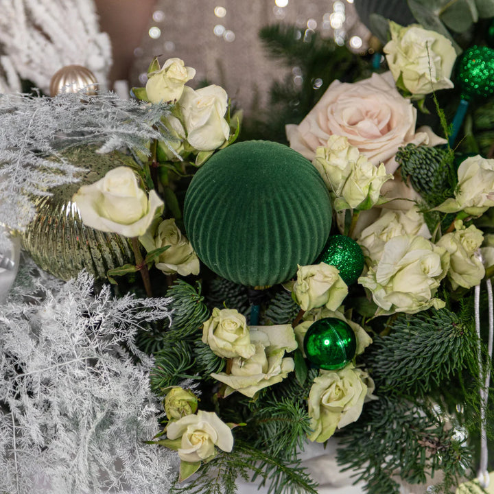 Flower box "Snowy Christmas Night" with roses