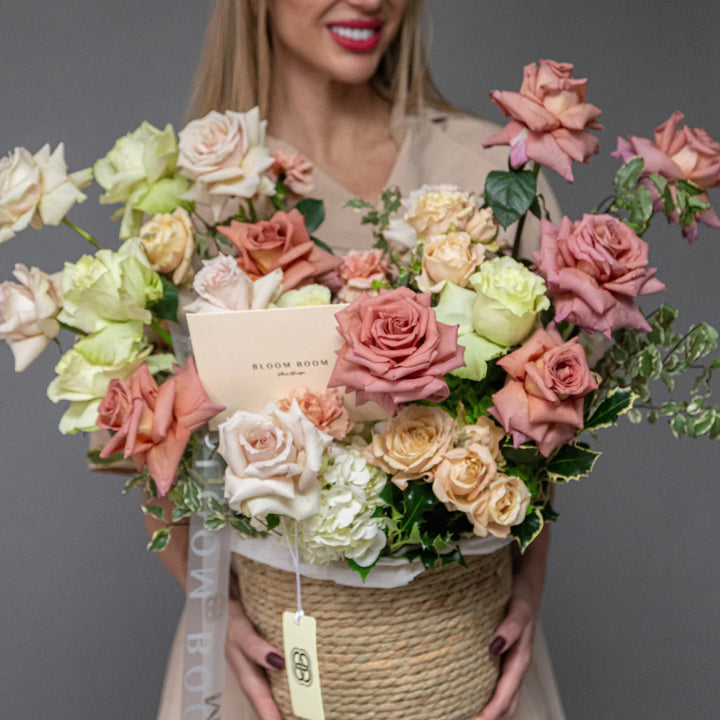 Flower basket "Green Tea Chocolate" with hydrangea rose and carnation