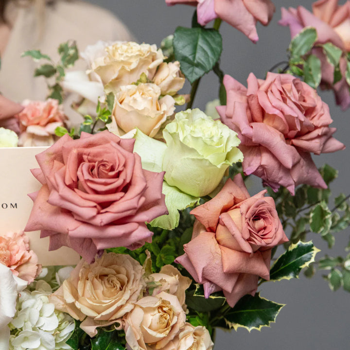 Flower basket "Green Tea Chocolate" with hydrangea rose and carnation
