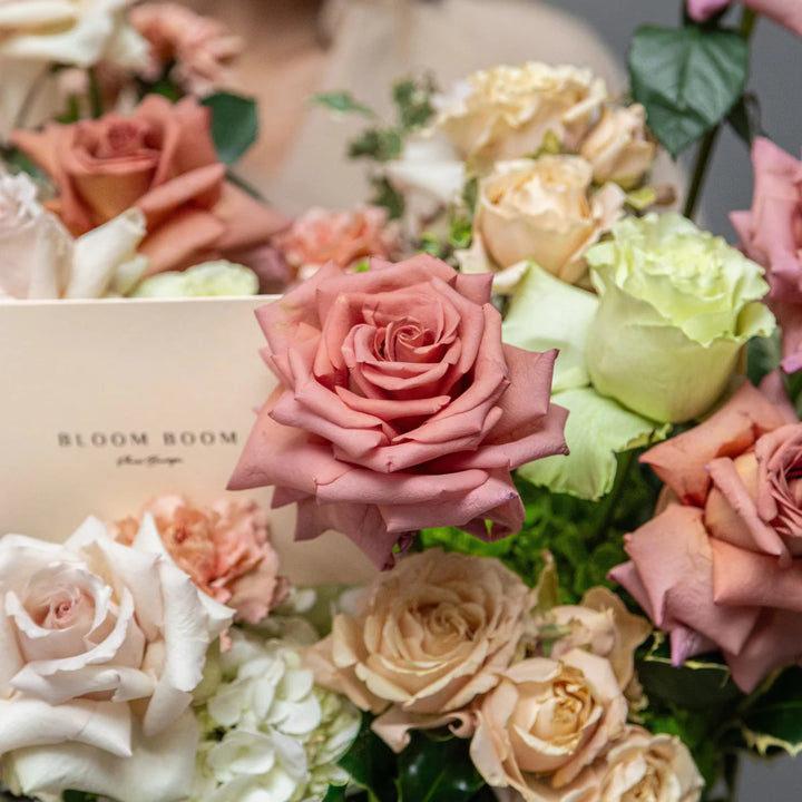 Flower basket "Green Tea Chocolate" with hydrangea rose and carnation