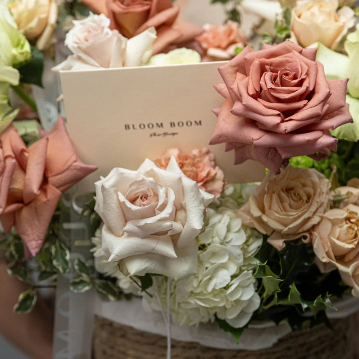 Flower basket "Green Tea Chocolate" with hydrangea rose and carnation