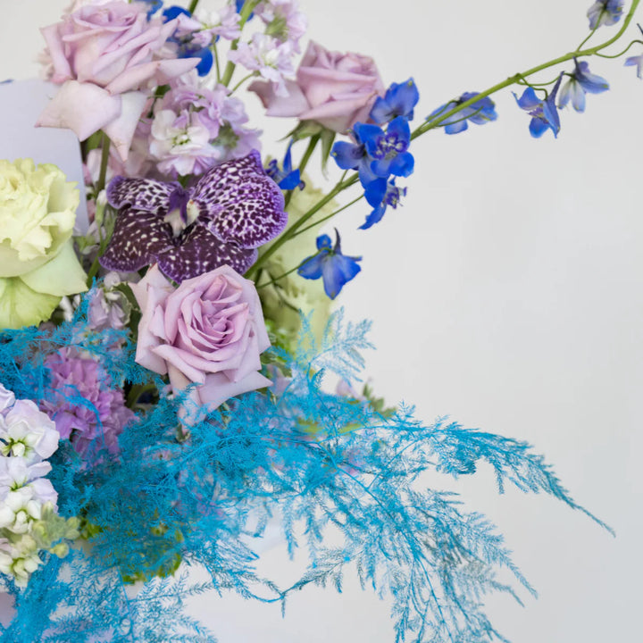 Box Ocean Breeze with roses and orchid