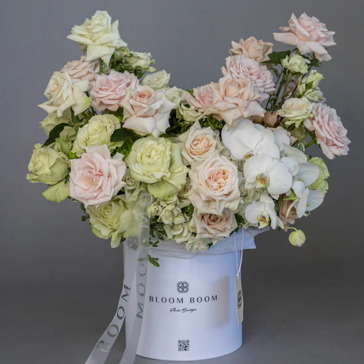 Flower box "Sweet Lemonade" with roses, hydrangea and orchid