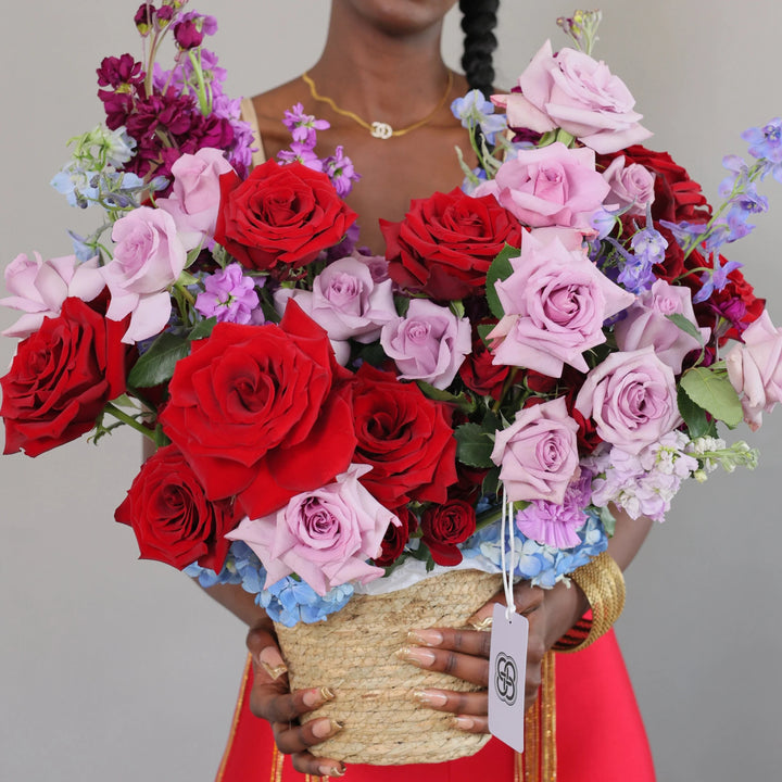 Basket Enchanting Amour with roses and matthiola