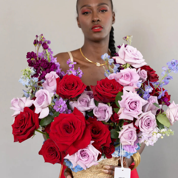Basket Enchanting Amour with roses and matthiola