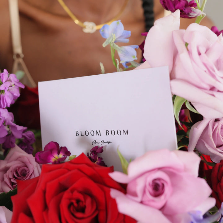 Basket Enchanting Amour with roses and matthiola