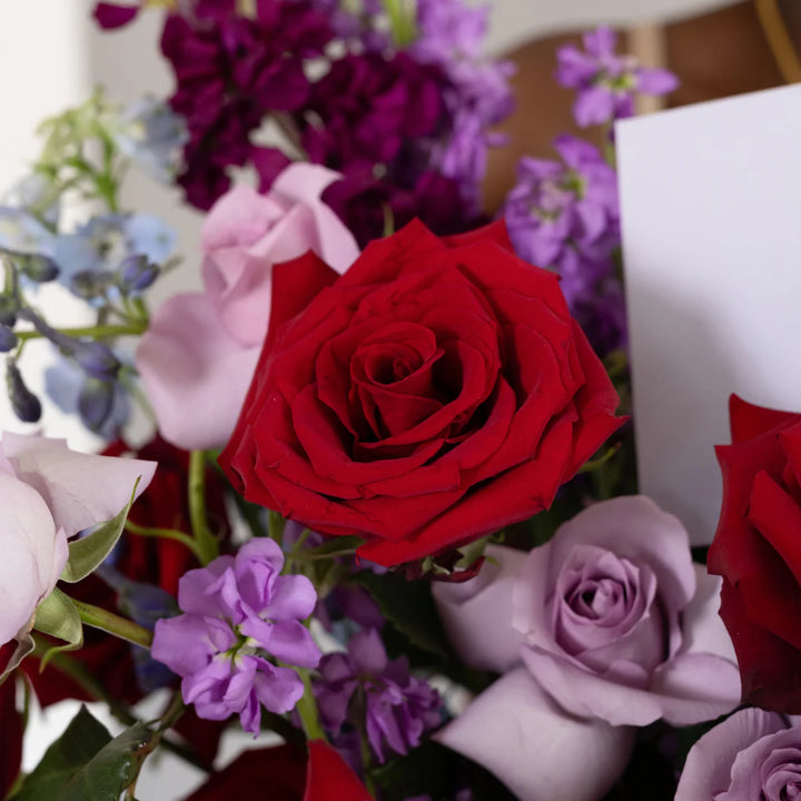 Basket Enchanting Amour with roses and matthiola