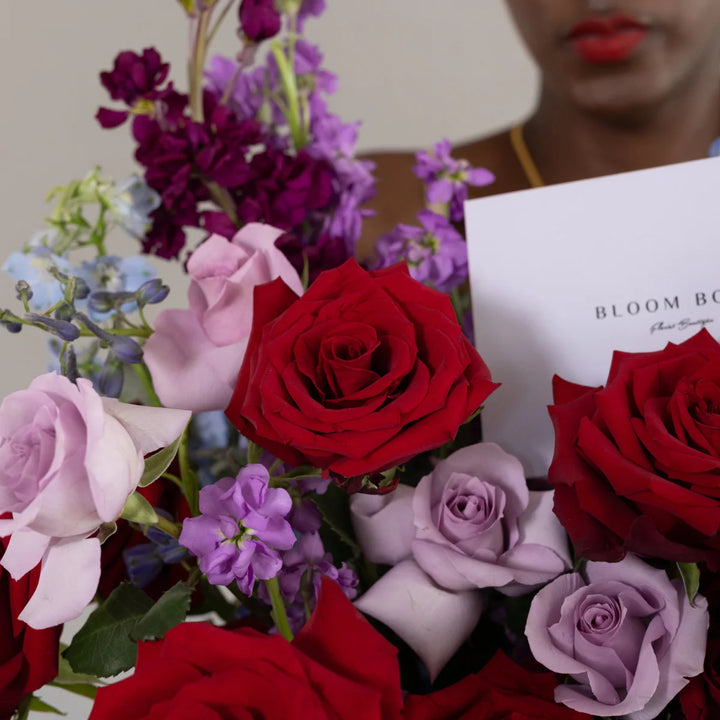 Basket Enchanting Amour with roses and matthiola