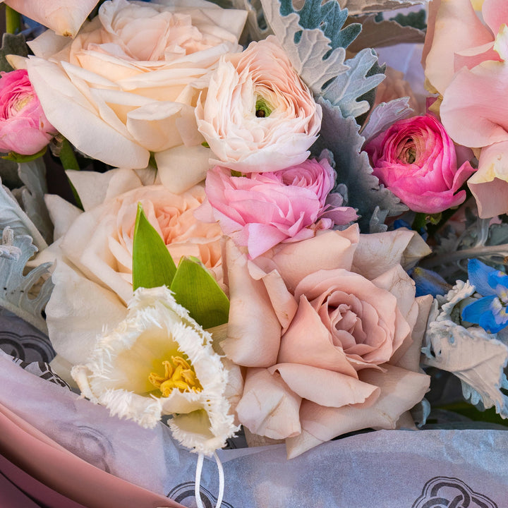 Simple bouquet "Foggy sunset" with hydrangea and roses