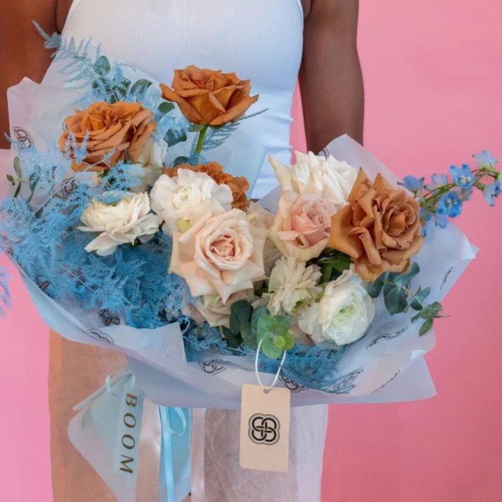 Small bouquet "Cappuccino" with roses and ranunculus