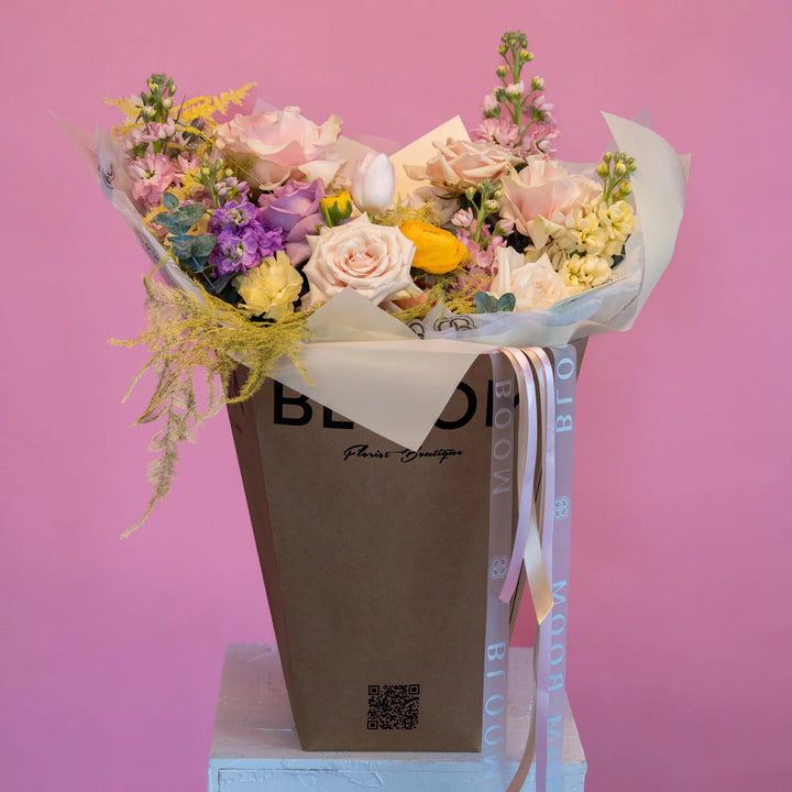 Small bouquet "Bubble gum" with roses and ranunculus