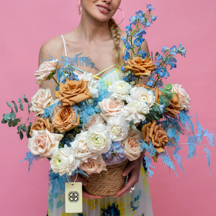 Flower basket "Cappuccino" with roses and ranunculus